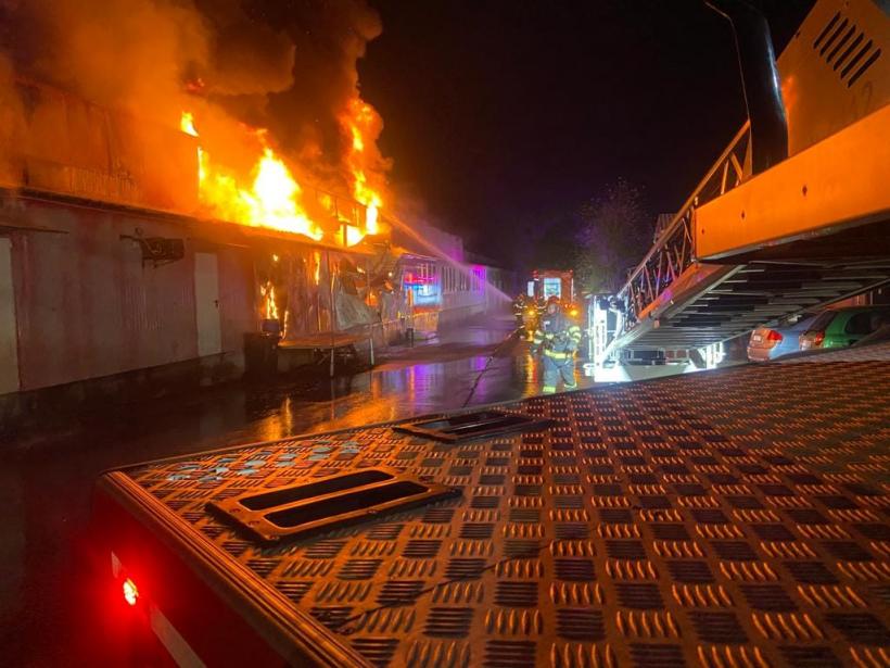 Incendiu de proporții la un magazin și o hală din Deva 18869631