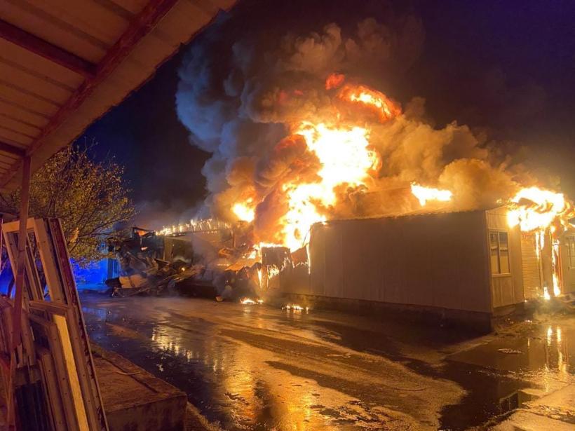 Incendiu de proporții la un magazin și o hală din Deva 18869633