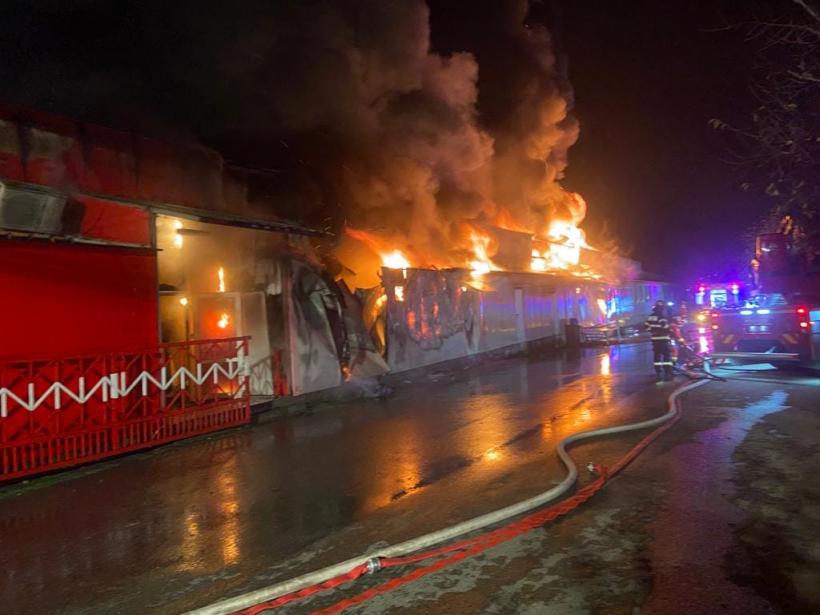 Incendiu de proporții la un magazin și o hală din Deva 18869634