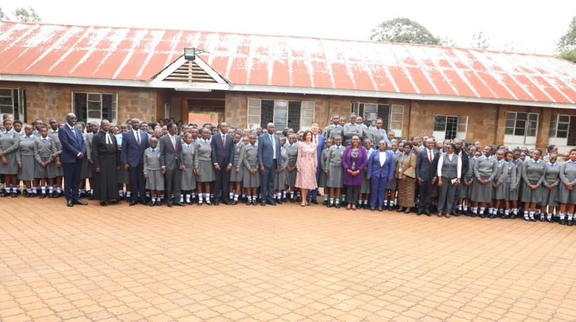 Imagini virale. Carmen Iohannis a dansat alături de elevele unei școli de fete din Kenya 18870151