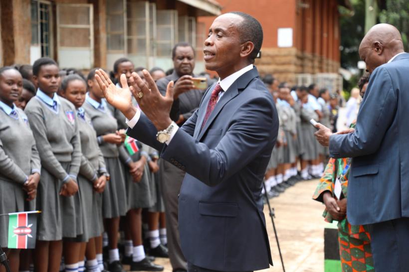 Imagini virale. Carmen Iohannis a dansat alături de elevele unei școli de fete din Kenya 18870152