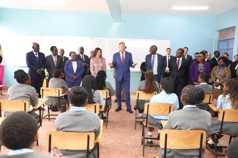 Imagini virale. Carmen Iohannis a dansat alături de elevele unei școli de fete din Kenya 18870154