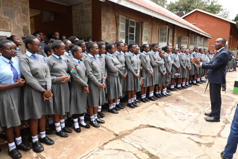 Imagini virale. Carmen Iohannis a dansat alături de elevele unei școli de fete din Kenya 18870156