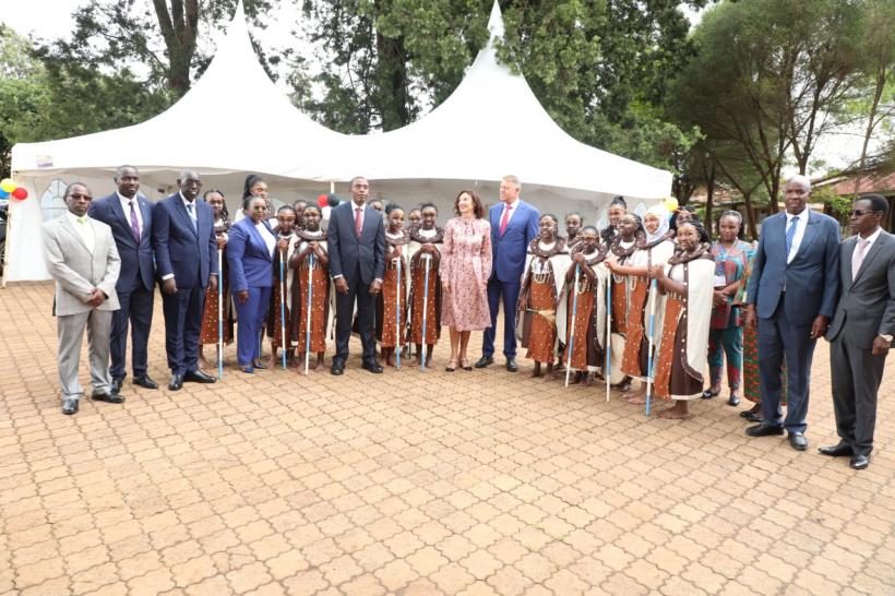 Imagini virale. Carmen Iohannis a dansat alături de elevele unei școli de fete din Kenya 18870158