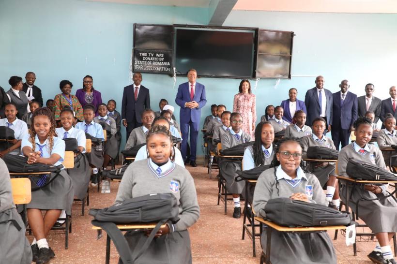 Imagini virale. Carmen Iohannis a dansat alături de elevele unei școli de fete din Kenya 18870159