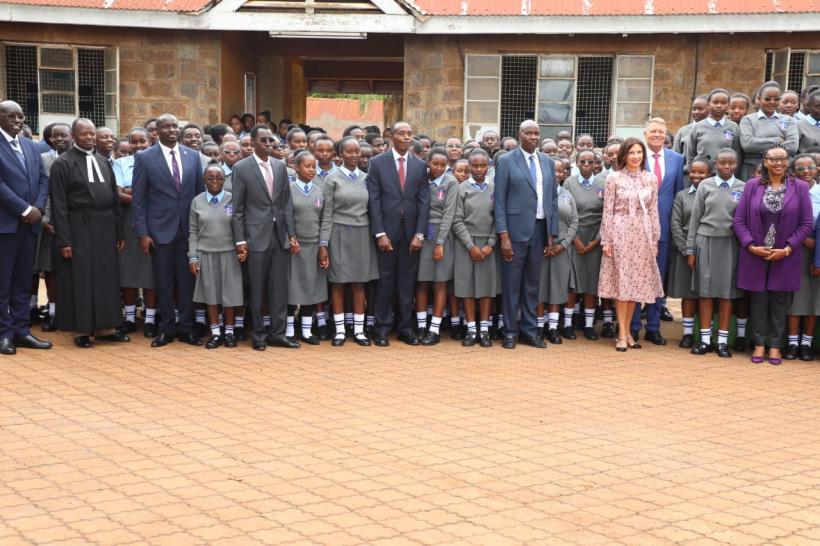 Imagini virale. Carmen Iohannis a dansat alături de elevele unei școli de fete din Kenya 18870160