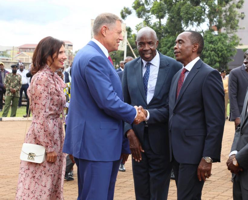 Imagini virale. Carmen Iohannis a dansat alături de elevele unei școli de fete din Kenya 18870161