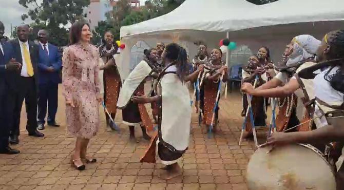 Imagini virale. Carmen Iohannis a dansat alături de elevele unei școli de fete din Kenya