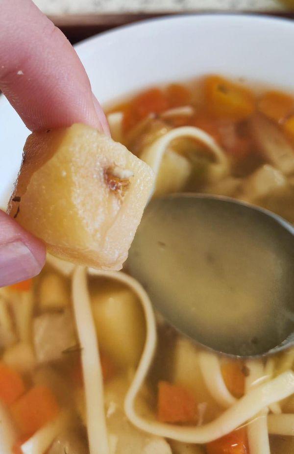 Viermi și carne alterată, în meniul studenților de la Academia de Poliție 18870232