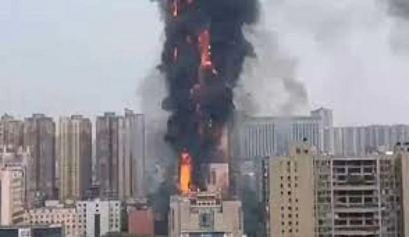VIDEO Incendiu devastator la o clădire de birouri din China
