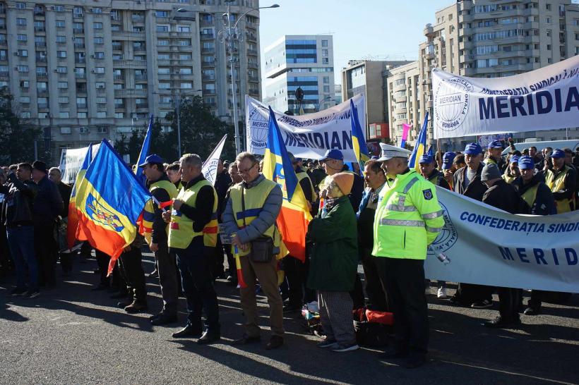Sindicaliștii Meridian protestează în Piața Victoriei împotriva noii legi a pensiilor și a măsurilor fiscal-bugetare