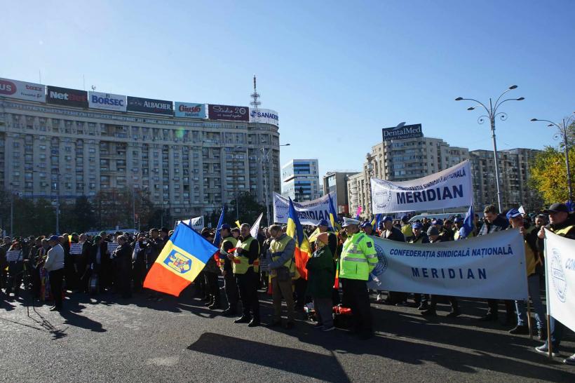 Sindicaliștii Meridian protestează în Piața Victoriei împotriva noii legi a pensiilor și a măsurilor fiscal-bugetare 18870105