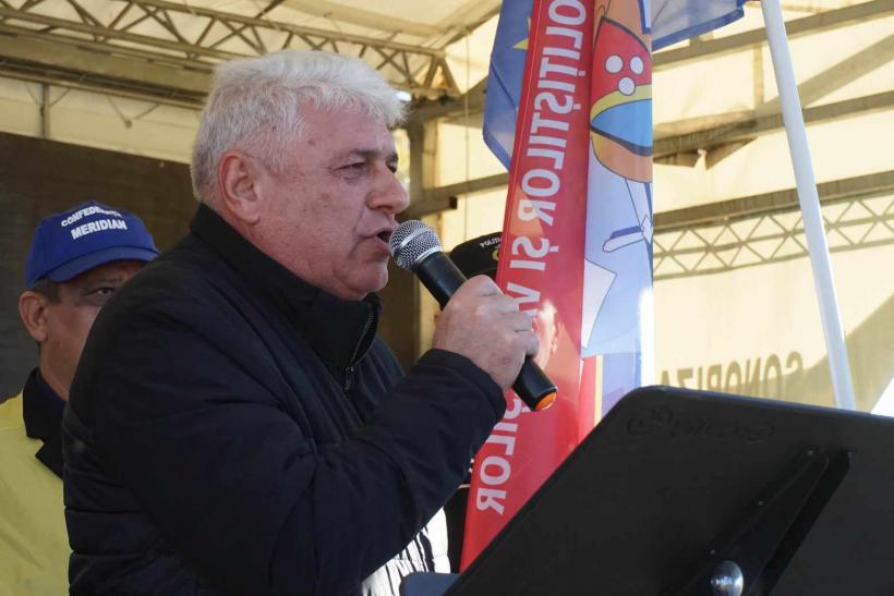 Sindicaliștii Meridian protestează în Piața Victoriei împotriva noii legi a pensiilor și a măsurilor fiscal-bugetare 18870107