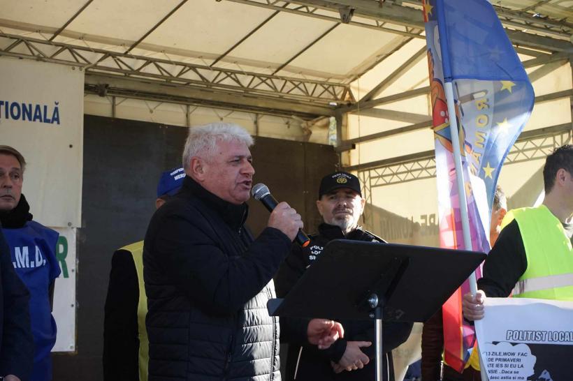 Sindicaliștii Meridian protestează în Piața Victoriei împotriva noii legi a pensiilor și a măsurilor fiscal-bugetare 18870112