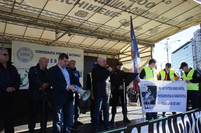 Sindicaliștii Meridian protestează în Piața Victoriei împotriva noii legi a pensiilor și a măsurilor fiscal-bugetare 18870113