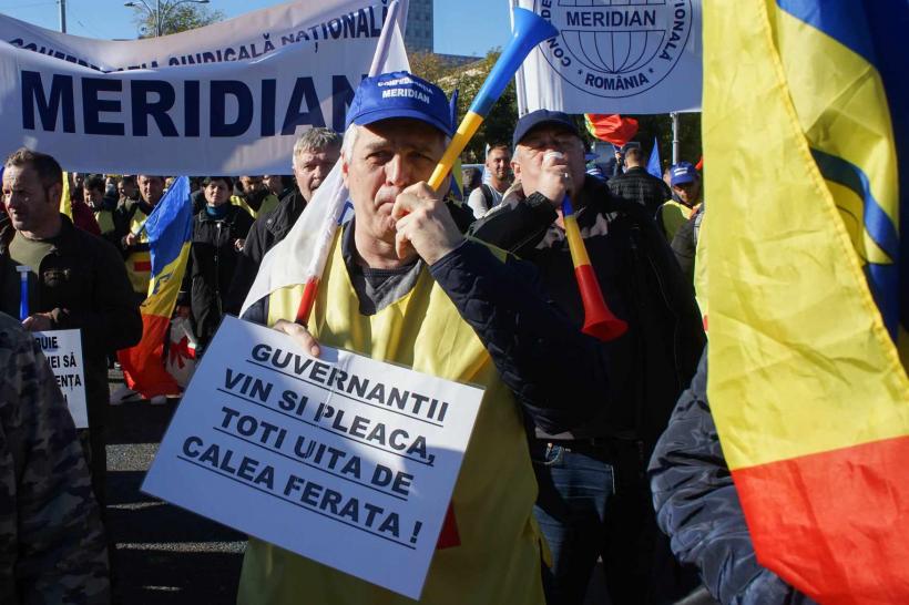 Sindicaliștii Meridian protestează în Piața Victoriei împotriva noii legi a pensiilor și a măsurilor fiscal-bugetare 18870114