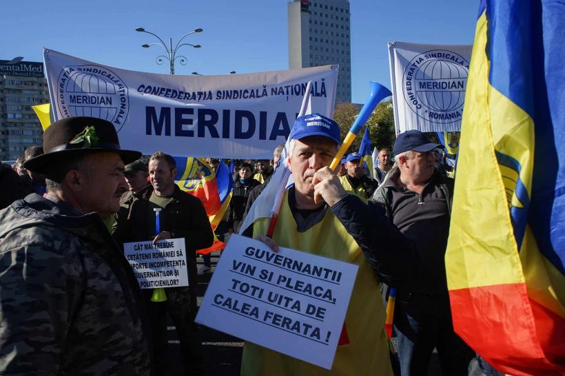 Sindicaliștii Meridian protestează în Piața Victoriei împotriva noii legi a pensiilor și a măsurilor fiscal-bugetare 18870115