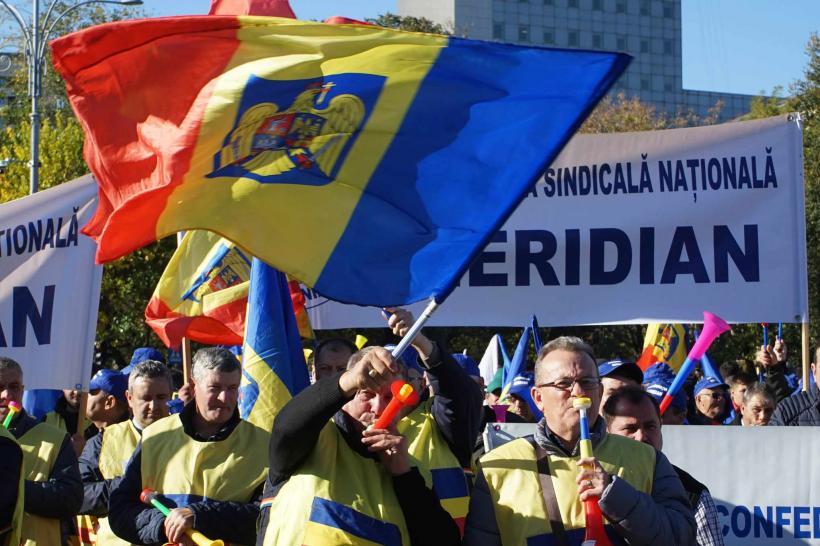 Sindicaliștii Meridian protestează în Piața Victoriei împotriva noii legi a pensiilor și a măsurilor fiscal-bugetare 18870118