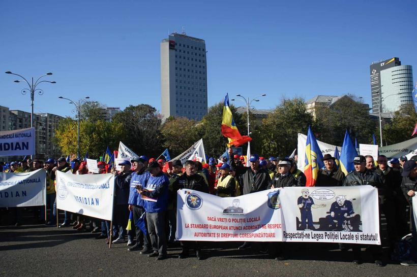 Sindicaliștii Meridian protestează în Piața Victoriei împotriva noii legi a pensiilor și a măsurilor fiscal-bugetare 18870120
