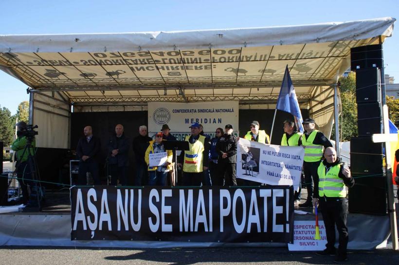 Sindicaliștii Meridian protestează în Piața Victoriei împotriva noii legi a pensiilor și a măsurilor fiscal-bugetare 18870122