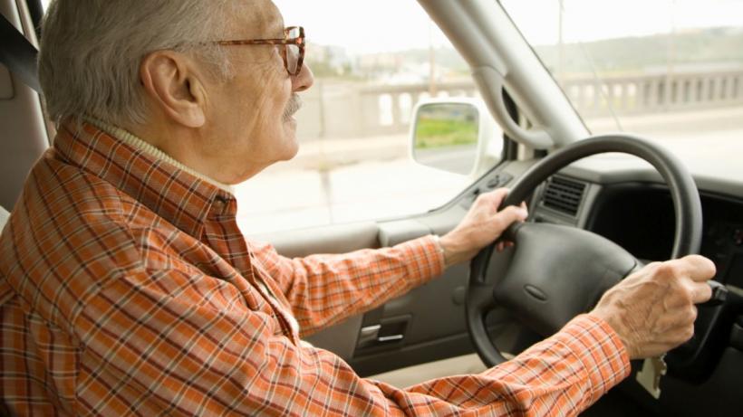 Șoferii de 70 de ani, vânați pentru a fi lăsați fără permis. Aleșii îi consideră pericol public