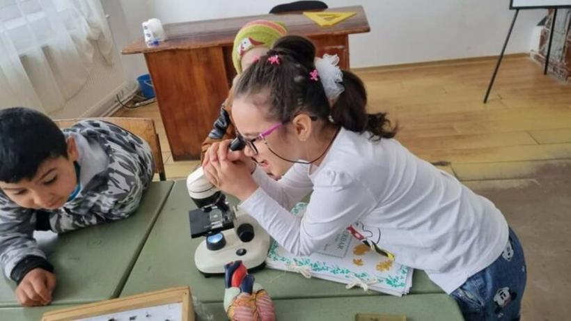 Profesorii-eroi ai României: A bătut din ușă-n ușă, ca să-i aducă pe copii la școală  18870194