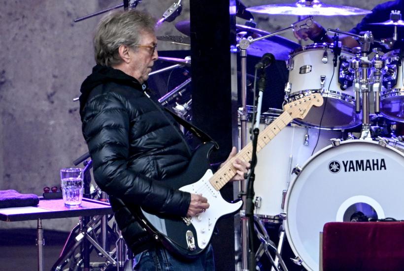 O chitară care i-a aparţinut lui Eric Clapton, vândută la licitaţie cu peste un milion de dolari 18870412