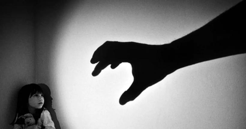 Trei copii au agresat sexual și filmat un alt copil de 10 ani și au distribuit imaginile 18870468