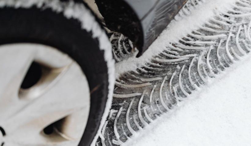 Mașini blocate în zăpadă, din cauza lipsei anvelopelor de iarnă