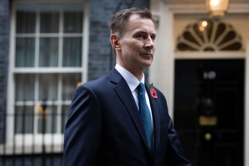 Ministrul britanic de finanțe spune că nu va implementa reduceri de taxe care alimentează inflația
