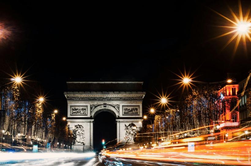Luminițele de Crăciun de pe Champs-Elysées se aprind duminică