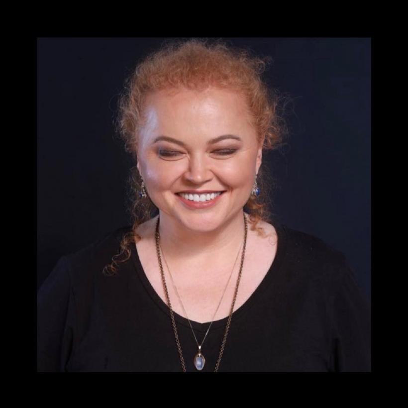 O cunoscută artistă din România vrea să se retragă la mănăstire 18870589