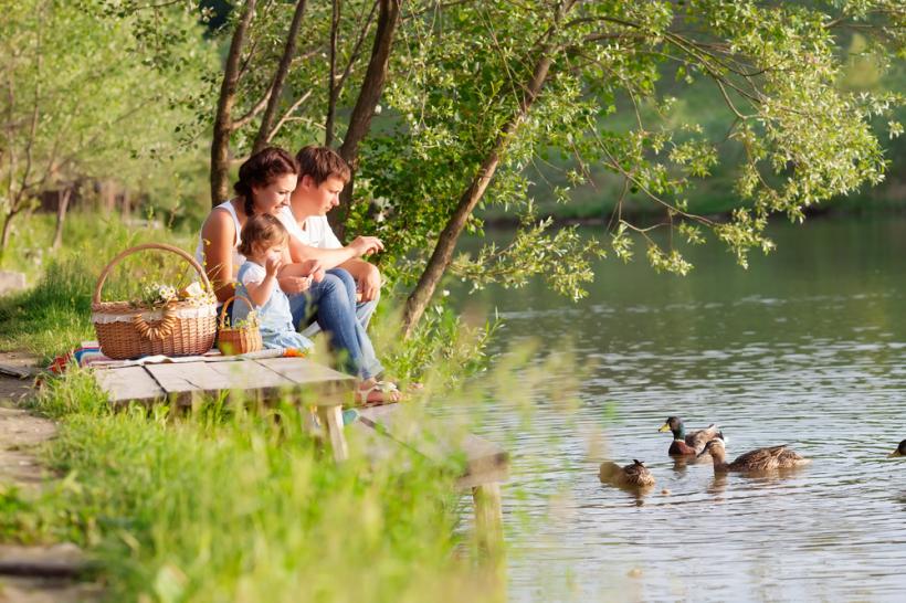6 activități și jocuri relaxante de familie în aer liber