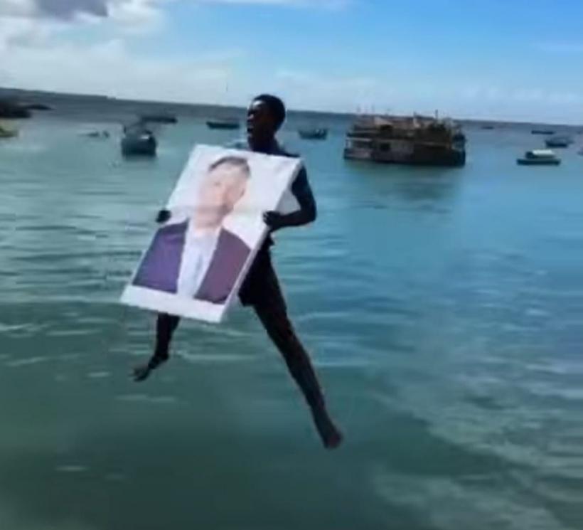Imagini VIRALE. „Hakuna matata, Iohanes&quot;. Localnicii se aruncă în apă cu tabloul lui Klaus Iohannis  
