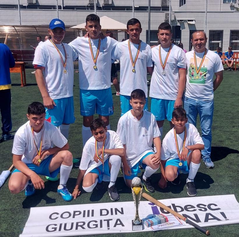 Educație prin oină, într-un sat din Oltenia 18870842