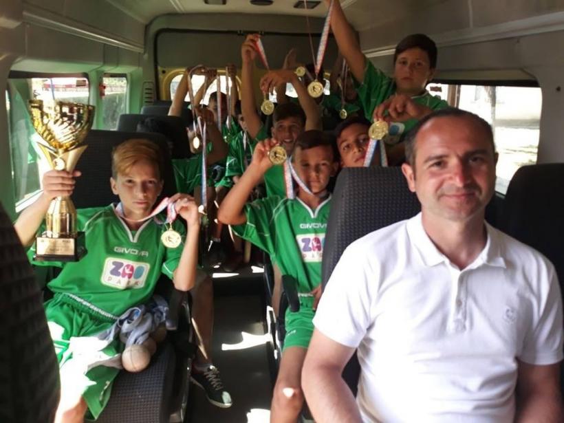 Educație prin oină, într-un sat din Oltenia 18870843