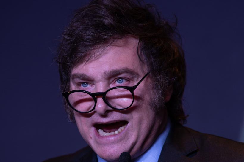 Leul, peruca și sexul în grup. Democrația a născut un nou președinte exotic 18870888