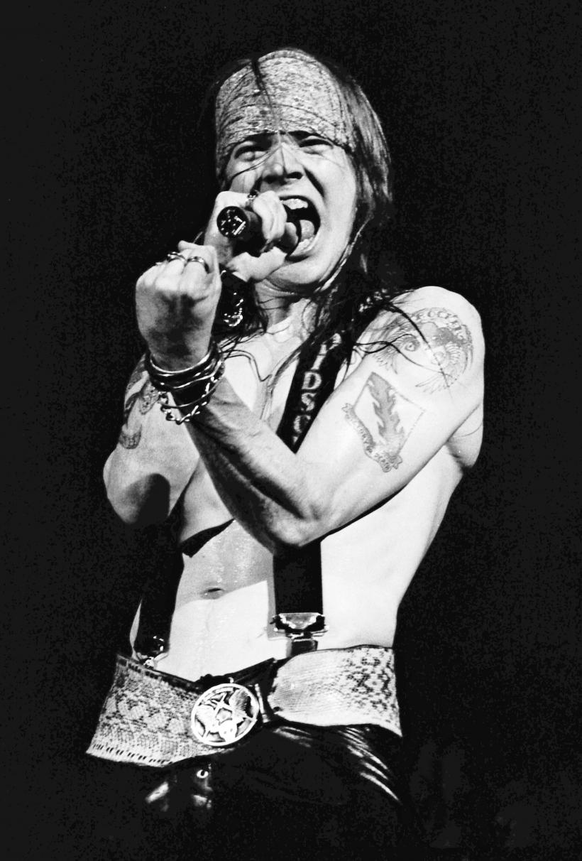 Axl Rose, solistul Guns N' Roses, dat în judecată de fostul model Penthouse Sheila Kennedy, care susține că a violat-o în 1989 18871295