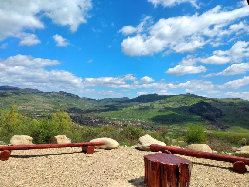 Satul în care profesorii sunt aduși cu mașina de pâine. Naveta „reinventată” pe dealurile Buzăului 18871081