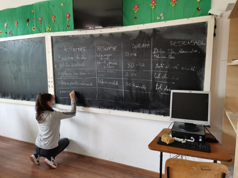 Satul în care profesorii sunt aduși cu mașina de pâine. Naveta „reinventată” pe dealurile Buzăului 18871082