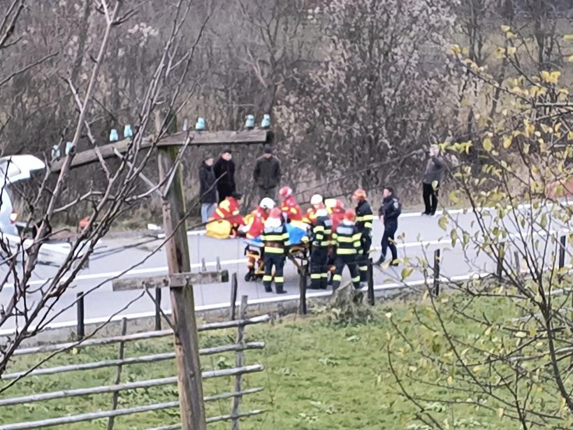 Accident grav în Bistrița-Năsăud: Cinci răniți după ce o mașină a intrat într-un stâlp 18871476