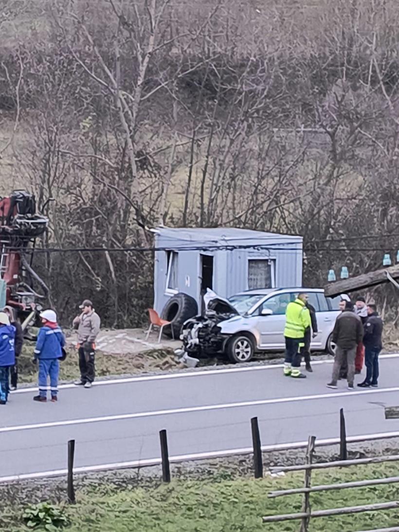 Accident grav în Bistrița-Năsăud: Cinci răniți după ce o mașină a intrat într-un stâlp 18871477