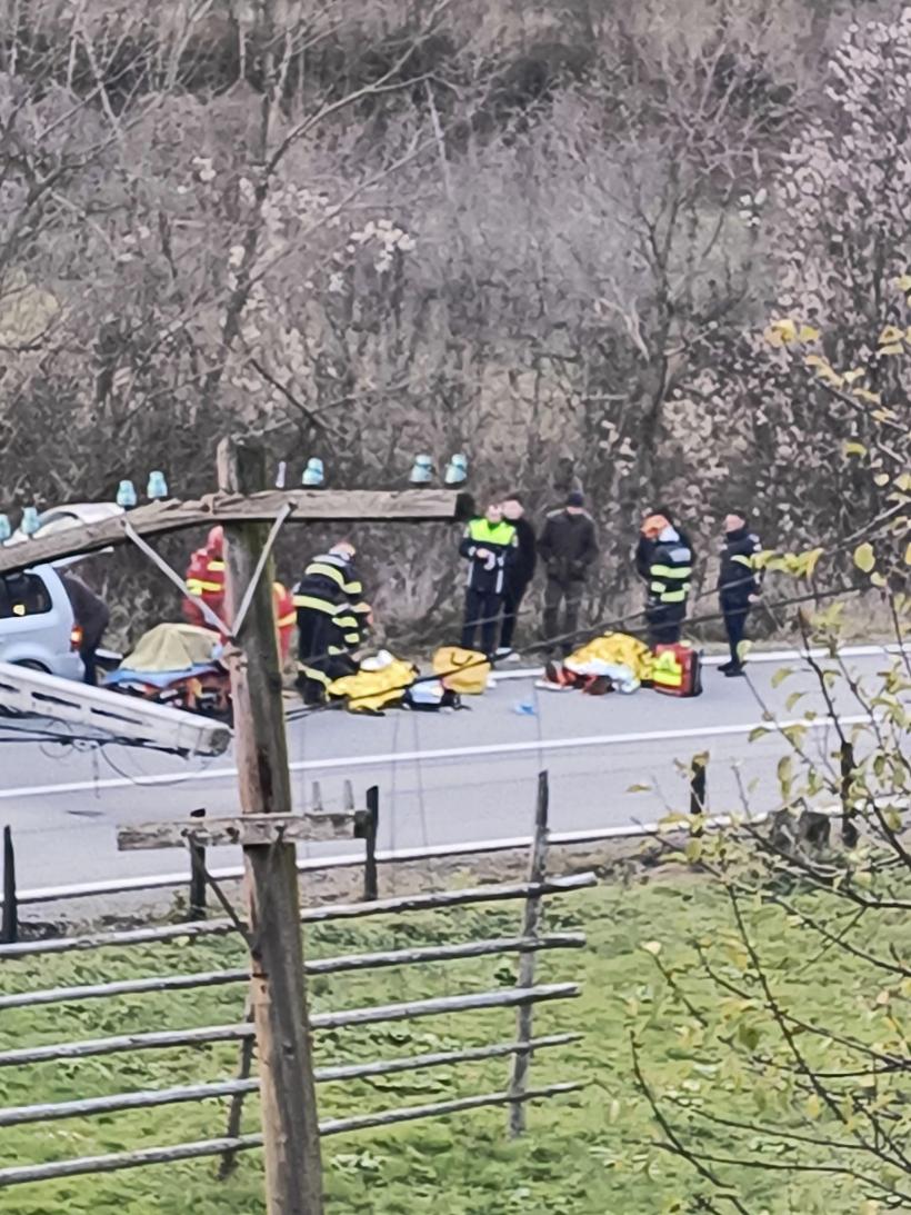 Accident grav în Bistrița-Năsăud: Cinci răniți după ce o mașină a intrat într-un stâlp 18871478
