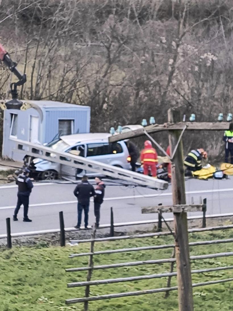 Accident grav în Bistrița-Năsăud: Cinci răniți după ce o mașină a intrat într-un stâlp 18871479