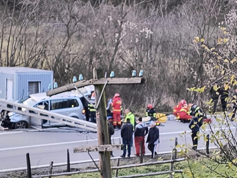 Accident grav în Bistrița-Năsăud: Cinci răniți după ce o mașină a intrat într-un stâlp 18871480