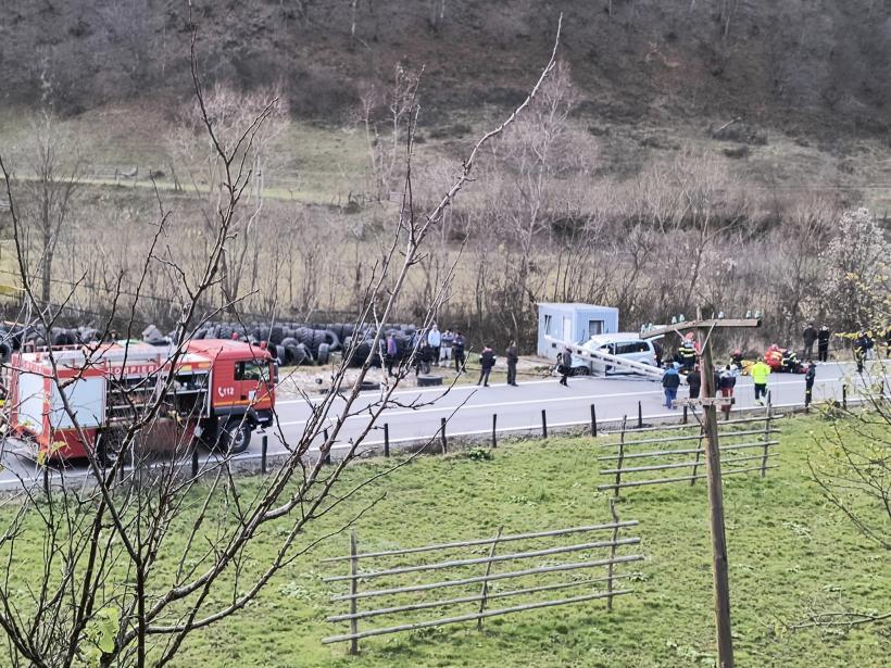 Accident grav în Bistrița-Năsăud: Cinci răniți după ce o mașină a intrat într-un stâlp 18871481