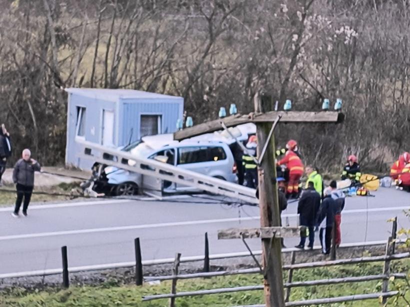 Accident grav în Bistrița-Năsăud: Cinci răniți după ce o mașină a intrat într-un stâlp 18871482