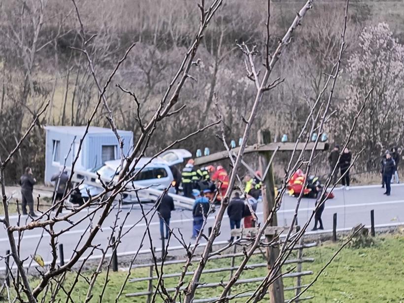 Accident grav în Bistrița-Năsăud: Cinci răniți după ce o mașină a intrat într-un stâlp 18871483