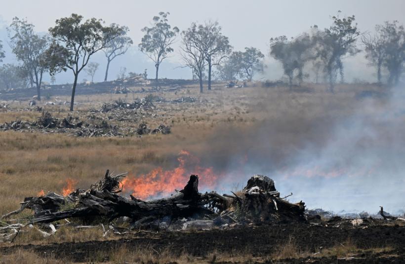 Un incendiu de vegetație s-a extins la 10 locuințe. Peste 100 de persoane au fost evacuate 18871348