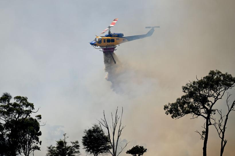 Un incendiu de vegetație s-a extins la 10 locuințe. Peste 100 de persoane au fost evacuate 18871349
